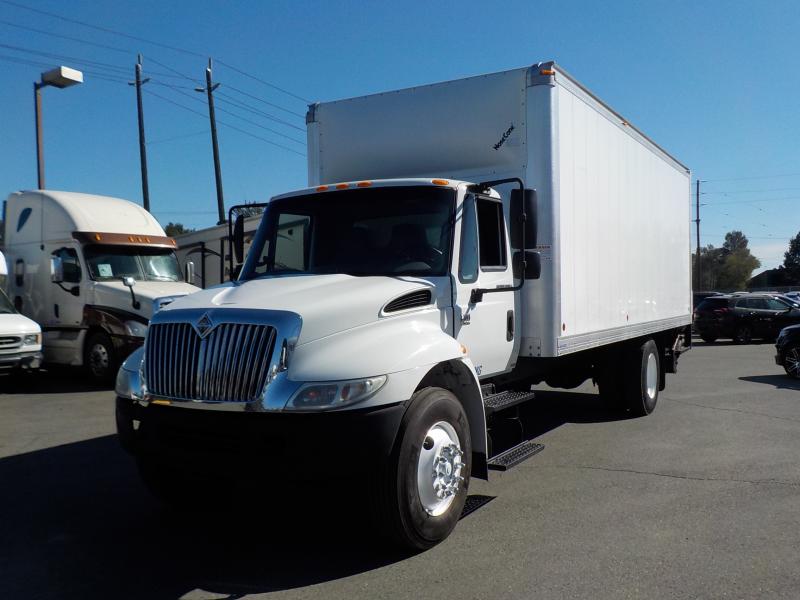 2006 International 4300 DT460 22 Foot Cube Van w/ Air Brakes and