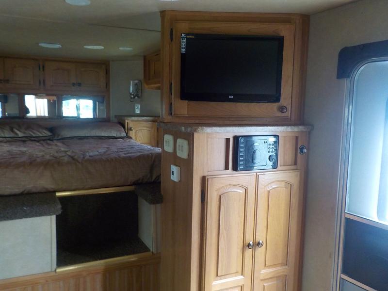 2013 Bison Stratus 8312MME 36 Foot 3 Horse Trailer with Separated