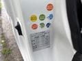 A 2010 Suzuki Carry with a label displaying tire pressure and specifications in Japanese
