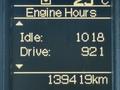 Screen displaying engine hours with idle at 1018 and drive at 921 along with total distance of 133419 km